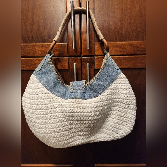 Tommy Hilfiger crochet purse. - Picture 2 of 8